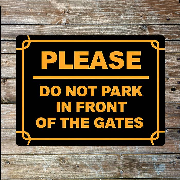 Please Do No Park in Front Of The Gates | Metal Sign Plaque