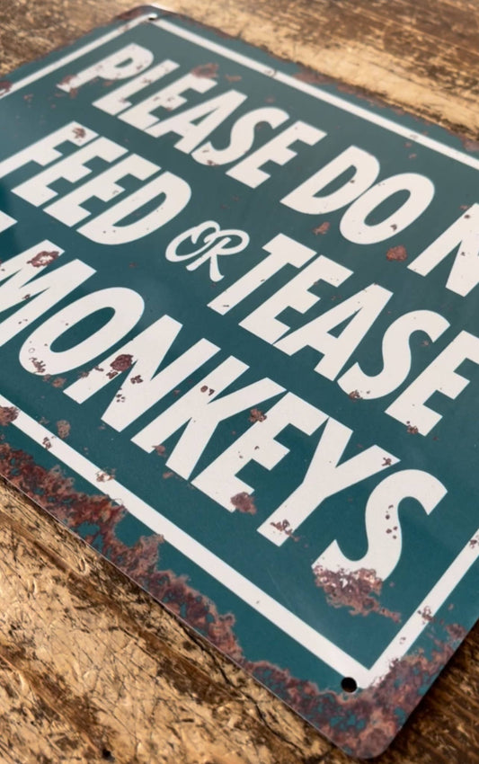 Do Not Feed the Monkeys | Metal Sign Plaque