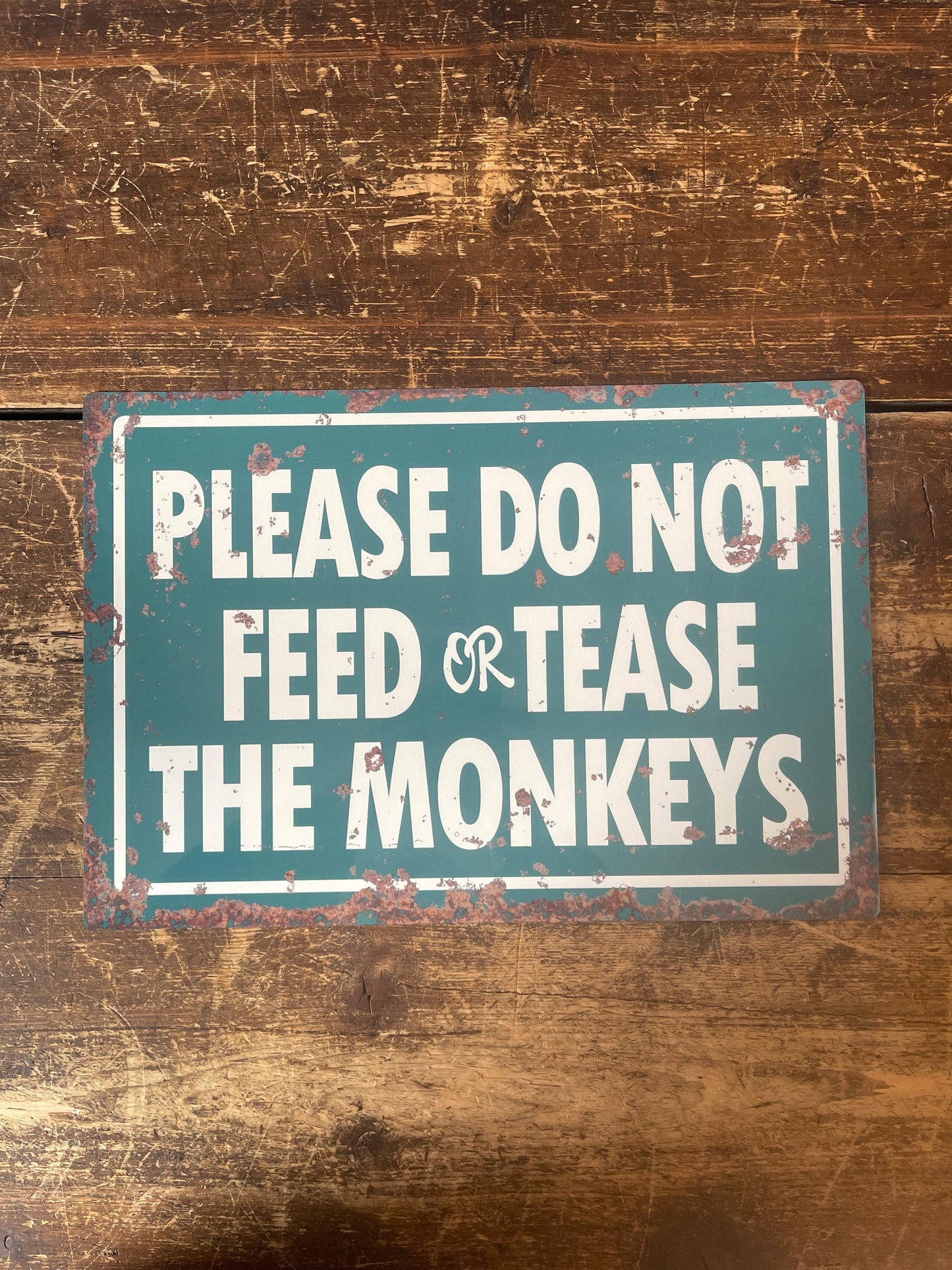 Do Not Feed the Monkeys | Metal Sign Plaque