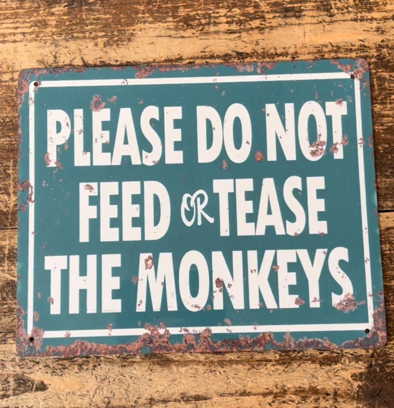 Do Not Feed the Monkeys | Metal Sign Plaque