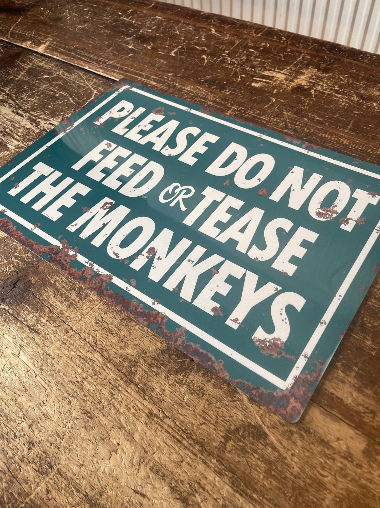 Do Not Feed the Monkeys | Metal Sign Plaque